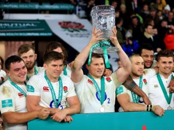 England celebrate with the trophy after defeating Australia/