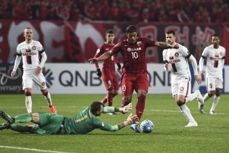 Shanghai SIPG' Brazilian forward Hulk (C) and Western Sydney Wanderers' goalkeeper Jerrad Tyson vie for the ball